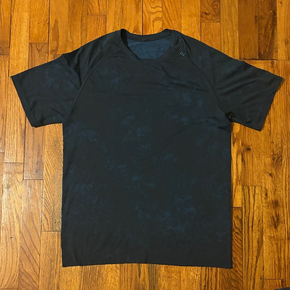 🎉NWOT Lululemon Men's Short Sleeve Tee Black with Blue Tone!
